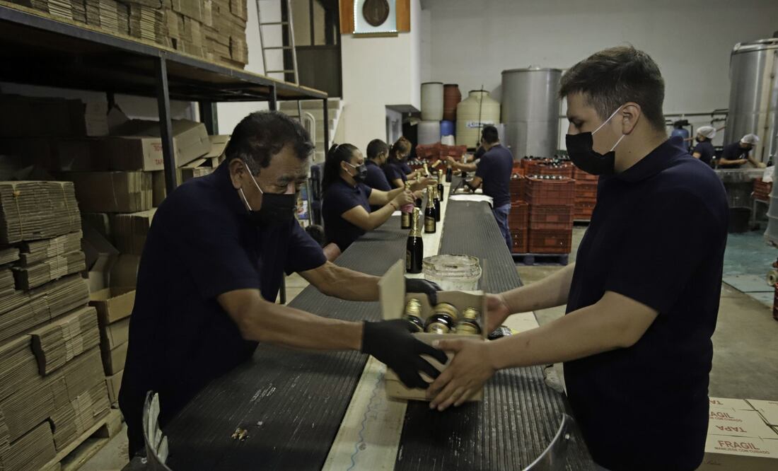 Trabajadores de una planta de sidra en Huejotzingo, Puebla. Foto: Cuartoscuro