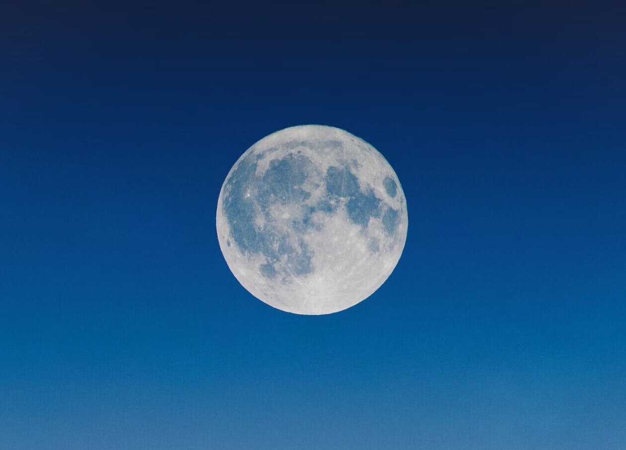 Este fenómeno representa una oportunidad única para aquellos que siguen las influencias astronómicas, ya que la luz intensa de la luna llena se asocia con momentos de claridad, completación y liberación de energías.



Foto: Producción El Universal Puebla