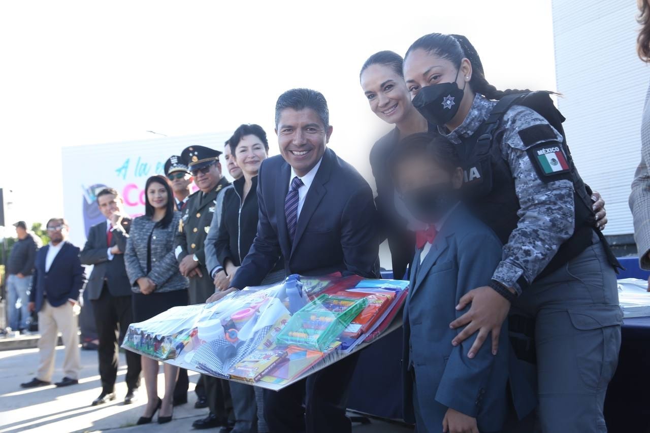 El presidente municipal Eduardo Rivera entregó los reconocimientos | Fotos Ayuntamiento de Puebla