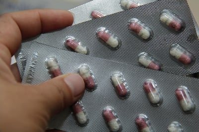 Farmacias advierten desabasto de medicamentos en 20 días por aumento de Covid