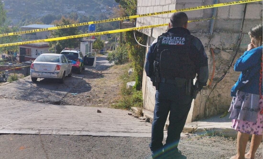 Elementos policiacos descubrieron el cadáver del hombre con diversas puñaladas en el patio de su casa FOTO: Agencia Es Imagen para El Universal Puebla