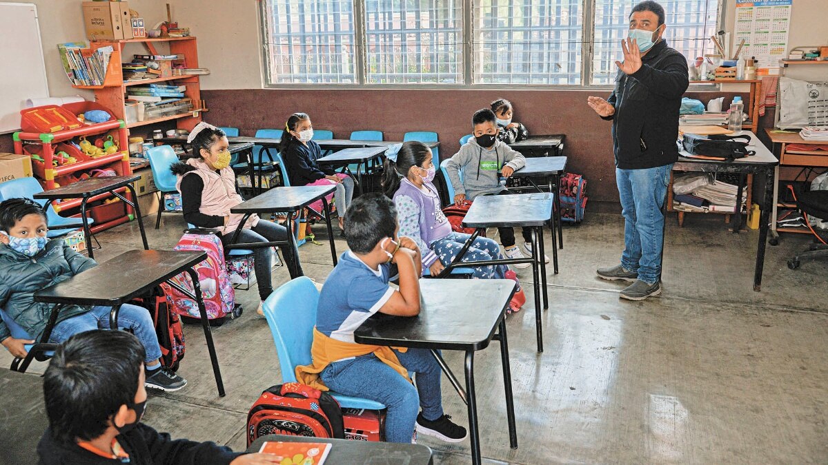 Estos datos proporcionan una visión general del ingreso total que un Maestro puede esperar recibir en el área de Puebla, considerando tanto el sueldo base como posibles beneficios adicionales. 

Foto: Producción El Universal Puebla