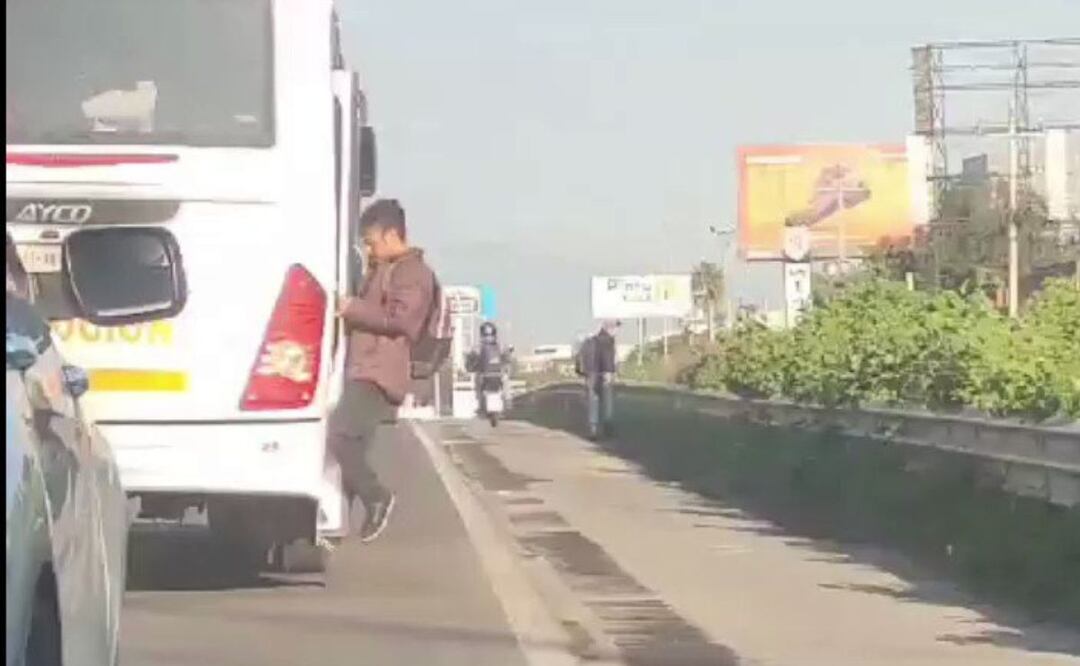 Un hombre fue captado viajando colgado de un autobús en la autopista México-Puebla | Foto: X @carlosmartinh