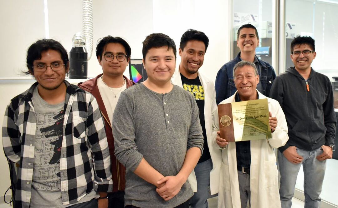 Académico de la BUAP recibe premio | Foto: BUAP