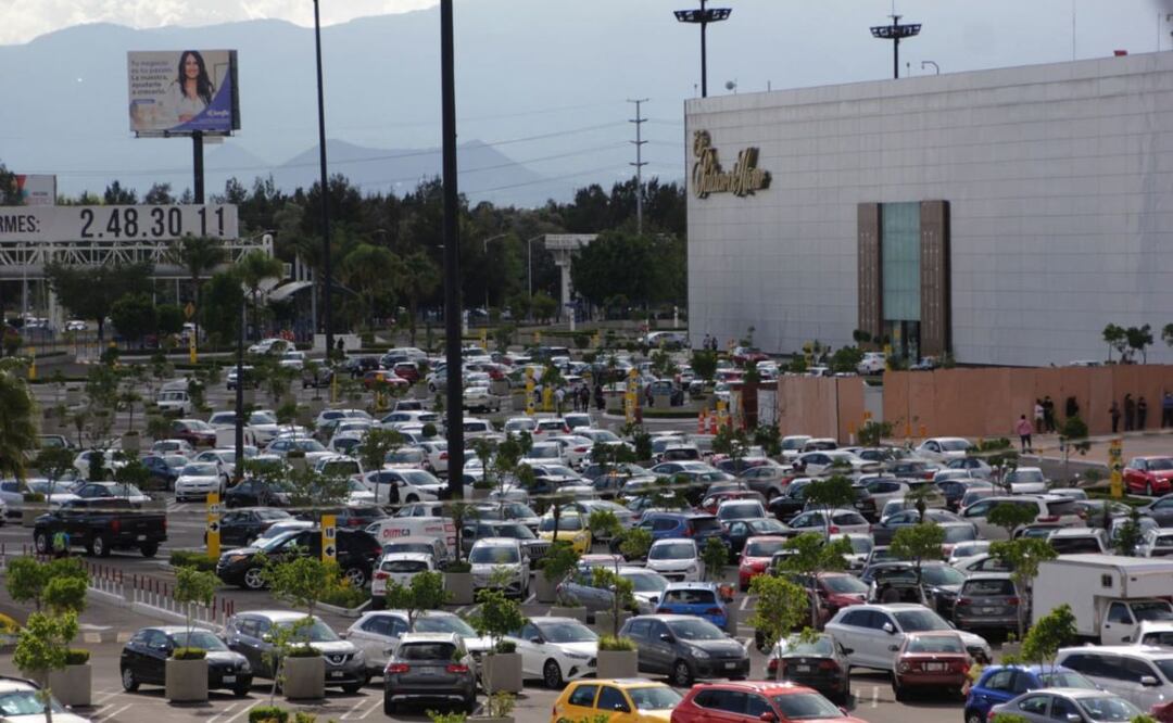 Los estacionamientos de los centros comerciales están obligados a contar con una póliza de seguro contra el robo de auto | Foto: Agencia Es Imagen para El Universal Puebla