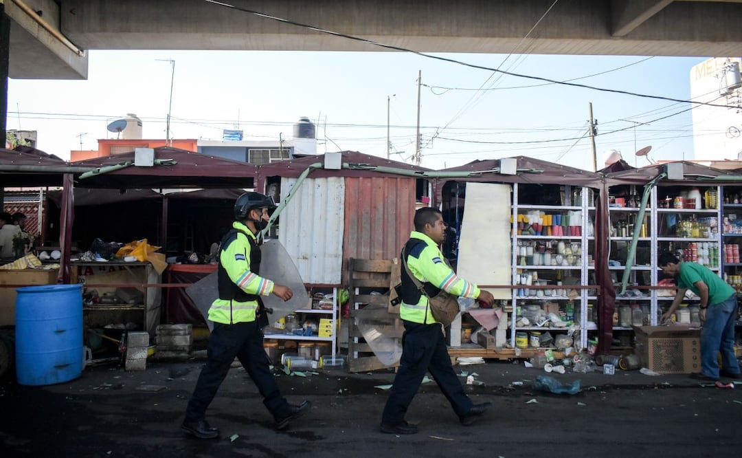 El ayuntamiento de Puebla mediante un operativo retiró a comerciantes que se instalaron debajo de un puente en Amalucan. | Foto: Agencia Es Imagen para El Universal Puebla