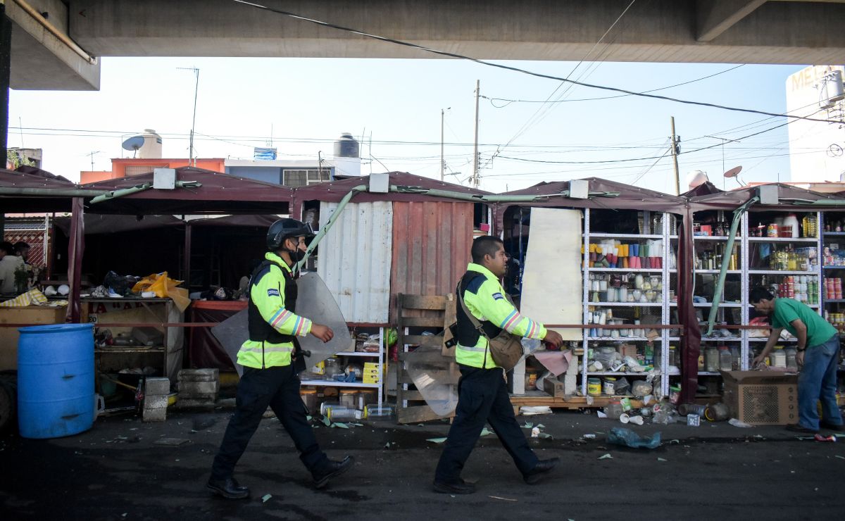 El ayuntamiento de Puebla mediante un operativo retiró a comerciantes que se instalaron debajo de un puente en Amalucan. | Foto: Agencia Es Imagen para El Universal Puebla