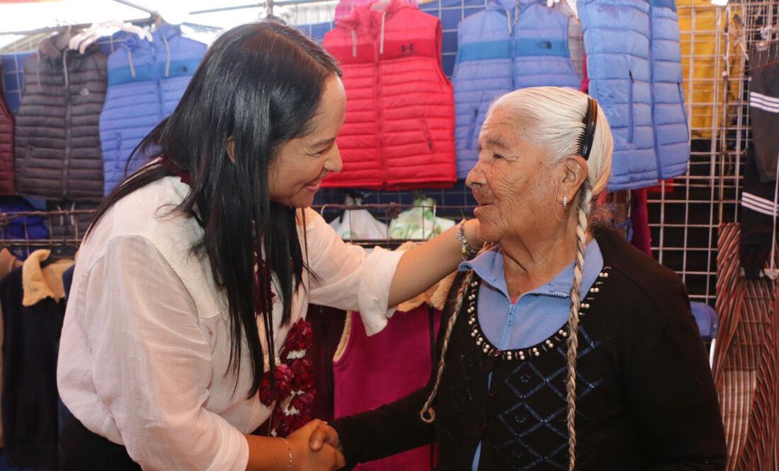 Liz Sánchez visitó el tianguis de San Martín Texmelucan | Foto: Especial