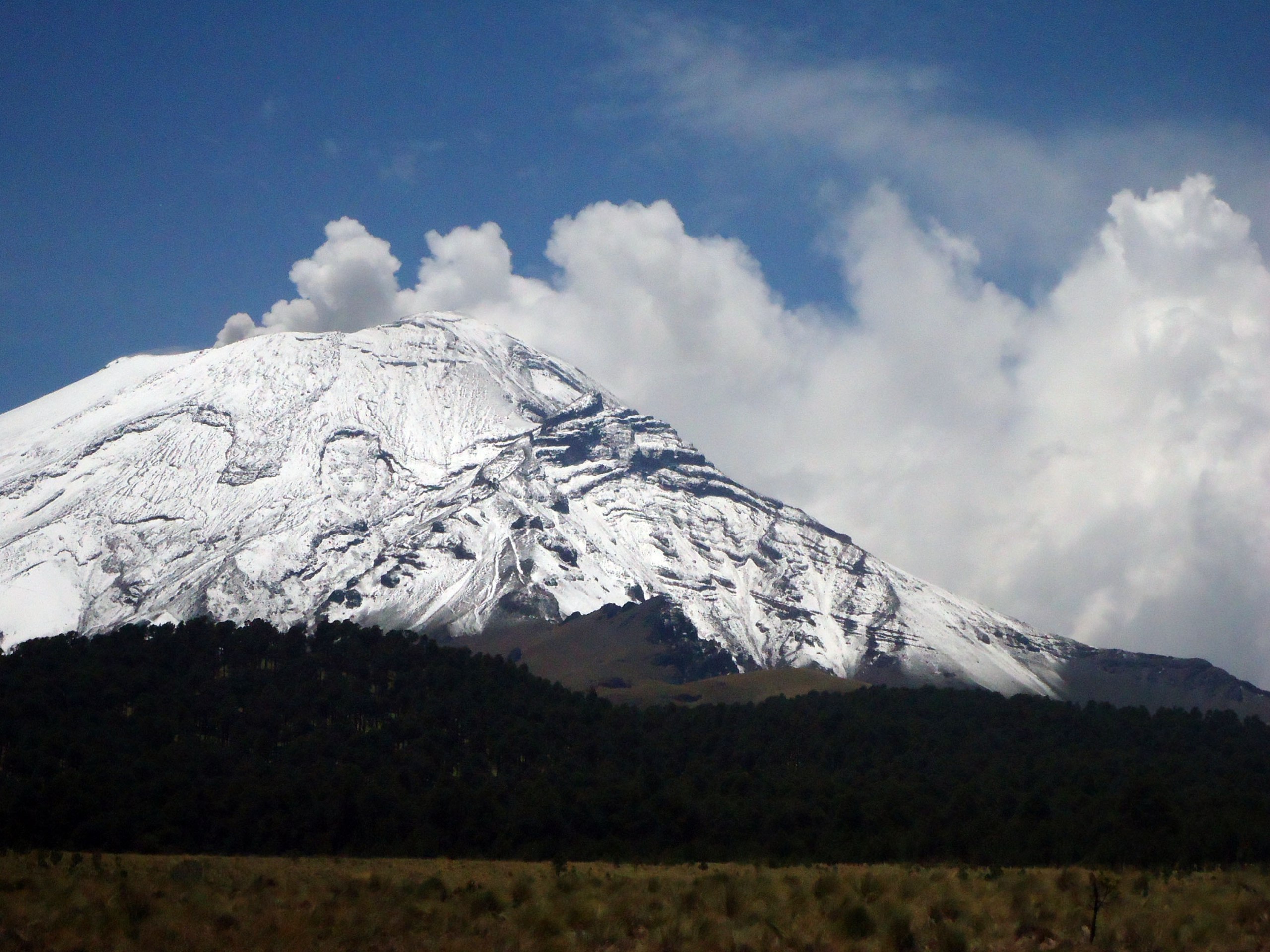 Durante la mañana y hasta el momento de este informe, se ha observado una emisión constante de vapor de agua y gases volcánicos, los cuales se están dispersando hacia el suroeste.

Foto: Producción El Universal Puebla 