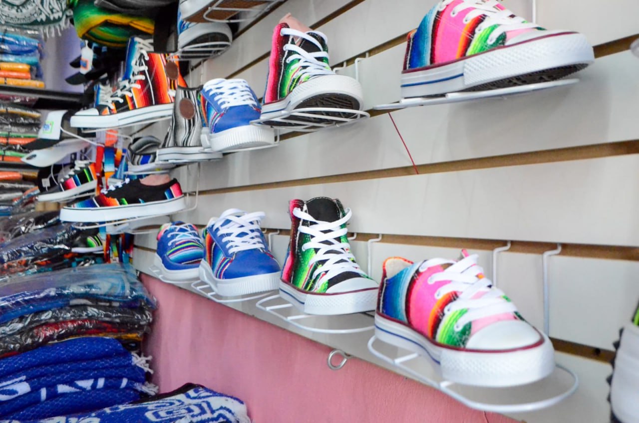 En Puebla puedes conseguir zapatos económicos en los tianguis | Foto: EsImagen
