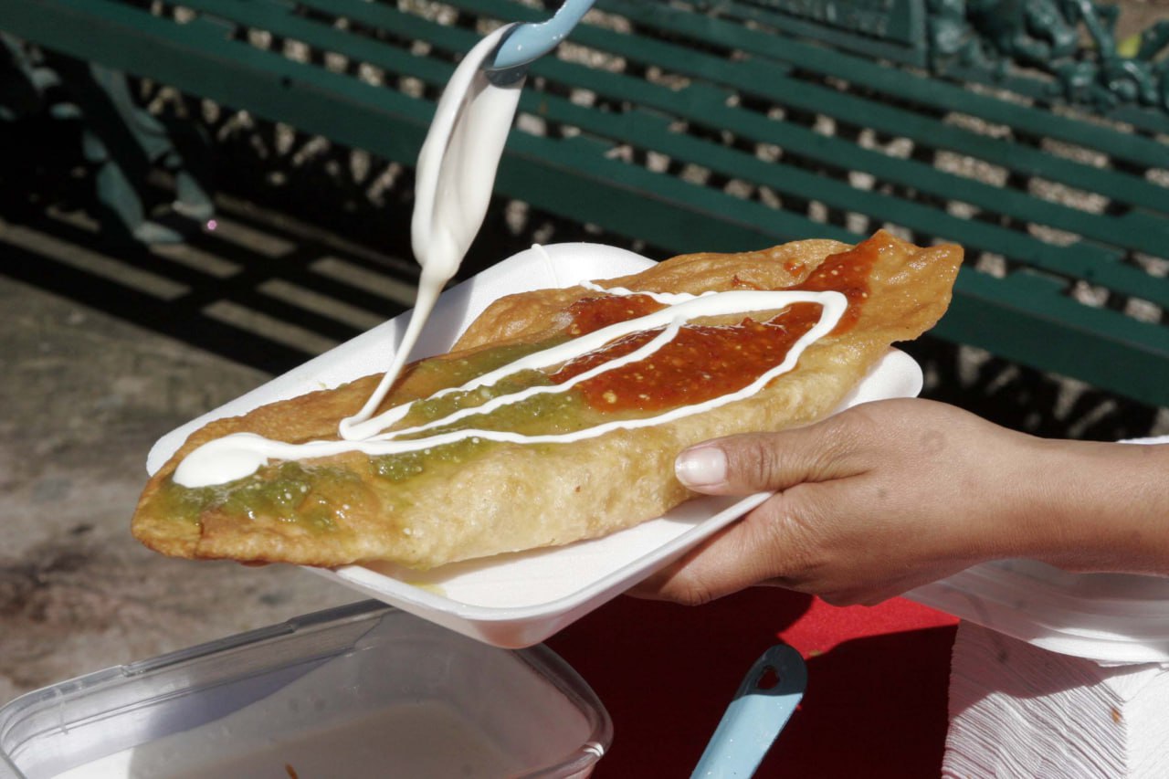 Los molotes poblanos regularmente se venden en la calle o en antojerías y por las noches | Es Imagen para El Universal Puebla