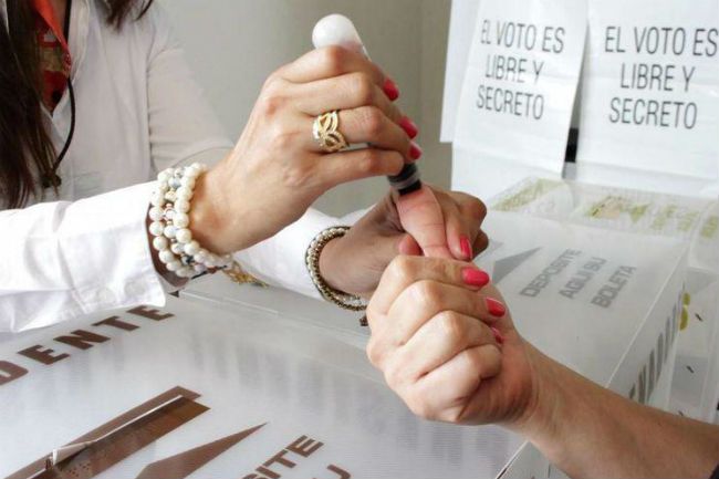Para incentivar a los ciudadanos a votar el próximo 2 de junio, algunas cadenas de comercio minorista, cafeterías, cines, panaderías, heladerías y comercios ofrecerán obsequios y promociones exclusivas a quienes muestren su pulgar o identificación oficial luego de visitar el INE.  

Foto: Producción El Universal Puebla