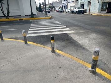 Continúa la instalación de bolardos en la ciudad
