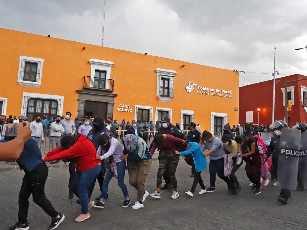 Protesta de normalistas en Casa Aguayo fue un amago con tintes políticos: Barbosa