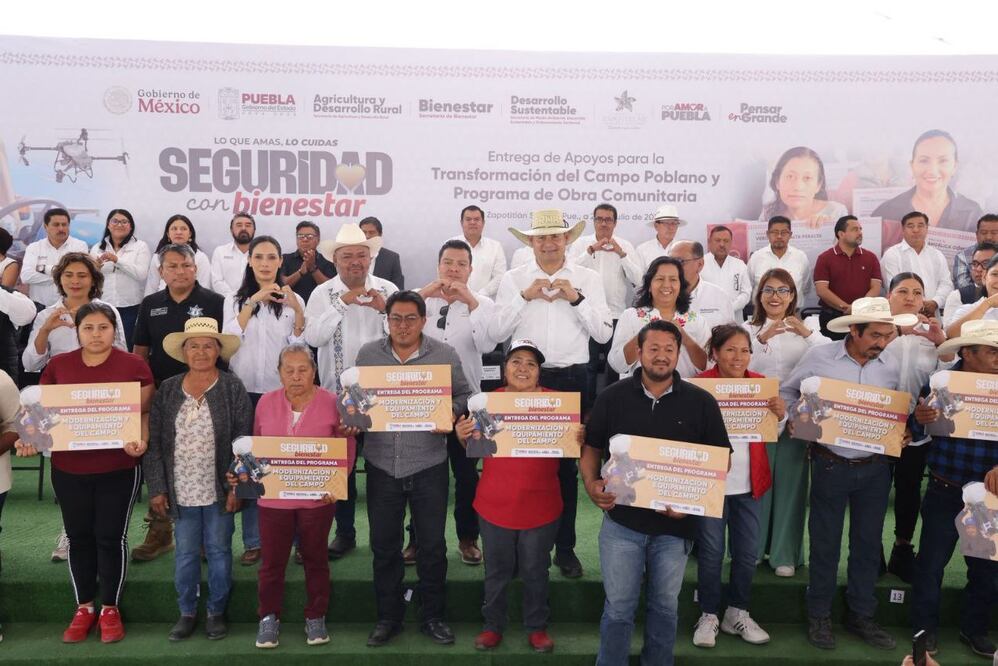 Armenta entrega apoyos y maquinaria a campesinos de la Sierra Negra | Foto: Gobierno del Estado.