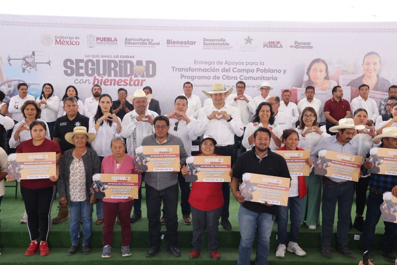 Armenta entrega apoyos y maquinaria a campesinos de la Sierra Negra | Foto: Gobierno del Estado.