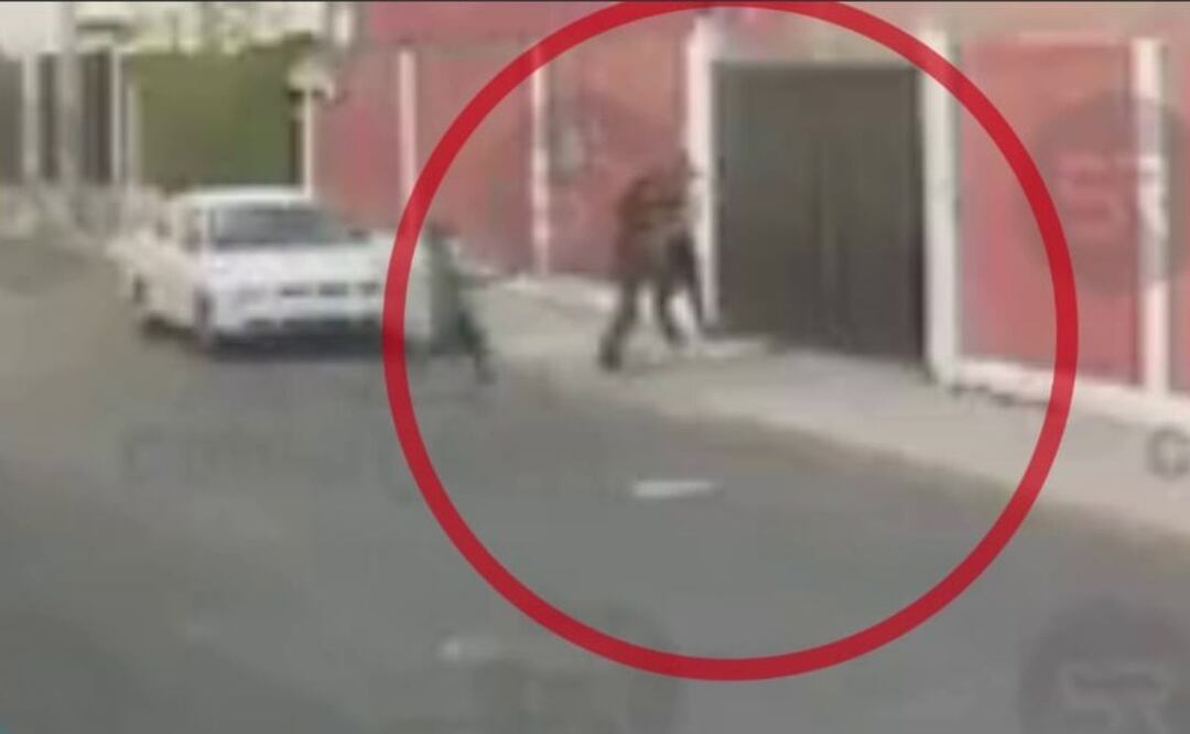 Santiago fue agredido con un cuchillo afuera de su casa en la colonia Bugambilias | Foto: X El Universal Puebla