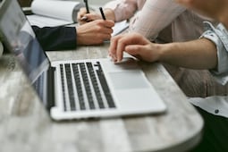 Cursos de inversiones gratuitos y de pago: diferencias a considerar