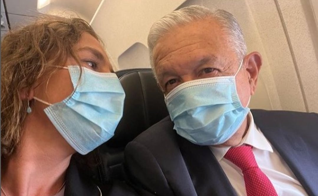 Subieron con cubrebocas a un vuelo comercial. Foto: Instagram @beatrizgutierrezmuller