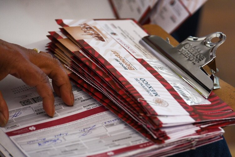  Los beneficiarios pueden seguir utilizando sus tarjetas del Banco del Bienestar para retirar efectivo y realizar compras sin comisiones en los establecimientos que cuenten con terminal bancaria.

Foto: Producción El Universal Puebla