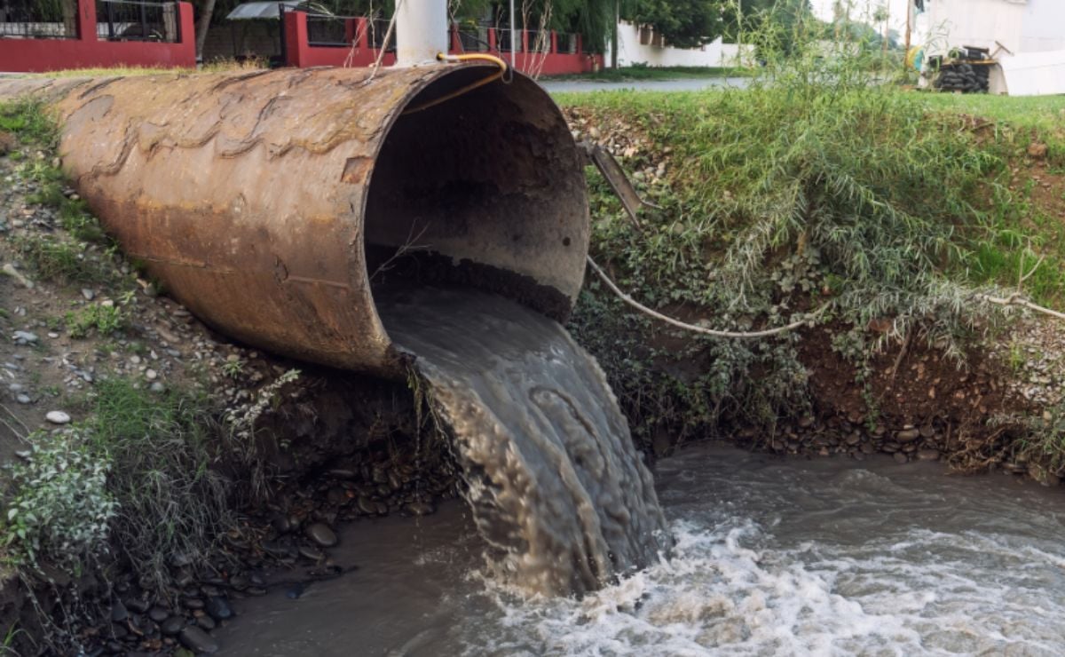 En los mantos freáticos y cuerpos de agua de Tehuacán se arroja basura y sustancias químicas que ponen en riesgo la salud de la población. | Foto: ITESO