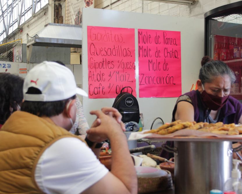 Preparar los chipotles rellenos es rápido y sencillo | Foto: Agencia Es Imagen para El Universal Puebla