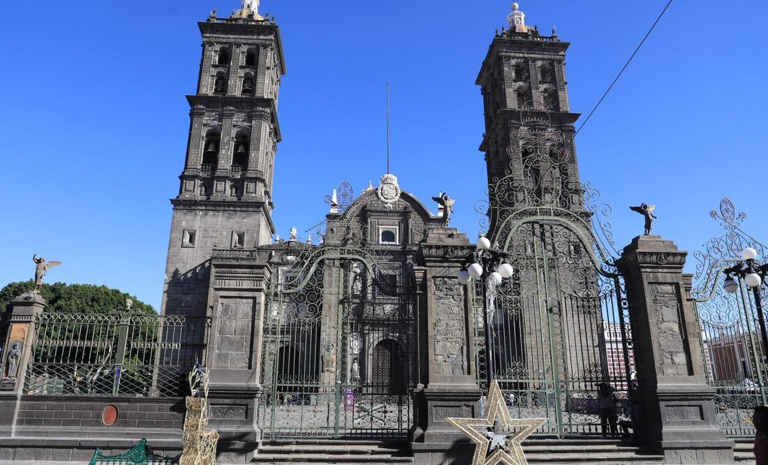 Alrededor de la Catedral de Puebla se cuentan leyendas, como la existencia de túneles | Foto: EsImagen