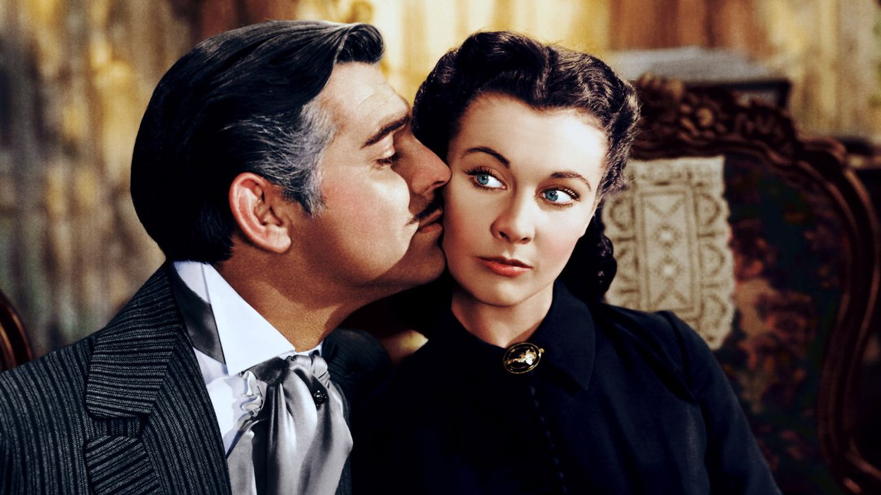 La novela llegó a manos del productor de Hollywood David Selznick antes de su publicación, quien rápidamente se interesó y comenzó a trabajar en una adaptación cinematográfica.

Foto: Producción El Universal