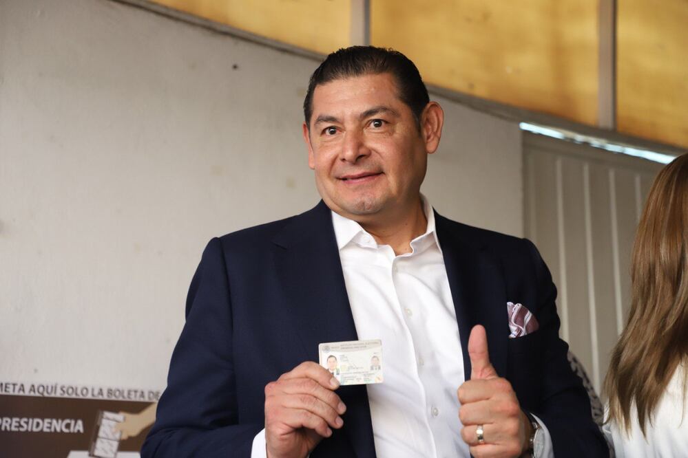 Esta mañana, Alejandro Armenta acudió a votar a la casilla de la colonia Estrellas del Sur | Foto : EsImagen