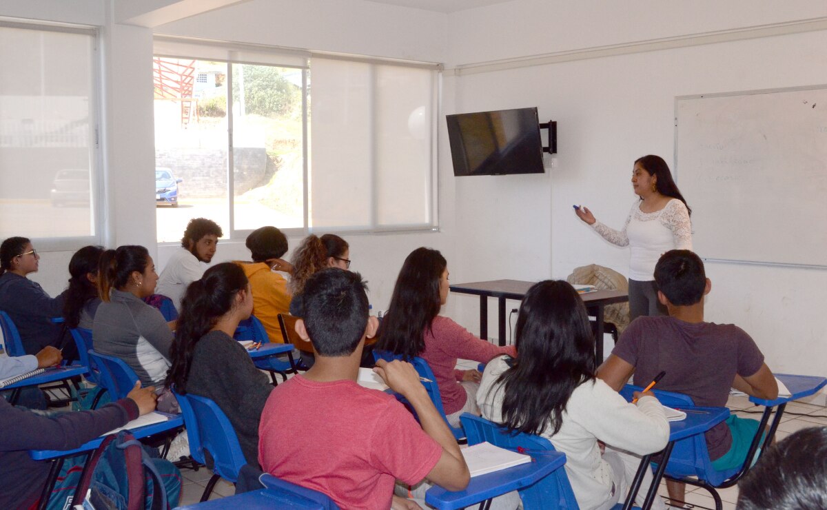 Felipe Burgos Morales presentó su Cuarto Informe de Labores y Ariadna Leecet González Solís rindió protesta como directora electa en el campus regional de la BUAP I Foto: BUAP