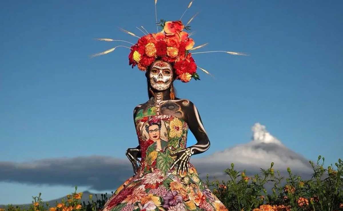 Bellas postales de catrinas en los campos de cempasúchil de Puebla