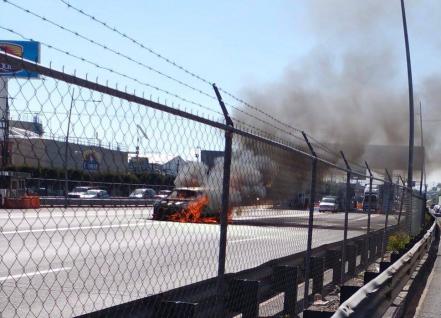 Vagoneta se incendia en la México-Puebla, a la altura de Parque Industrial La Resurrección