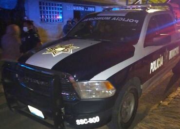 ¡Pareja! Policía abate a hombre por atacar a su compañera con un desarmador