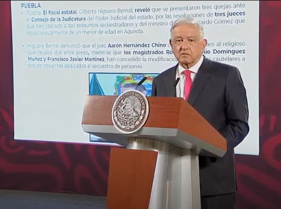 El juez Aarón Hernández Chino fue exhibido durante la conferencia mañanera de AMLO |  Captura YouTube El Universal