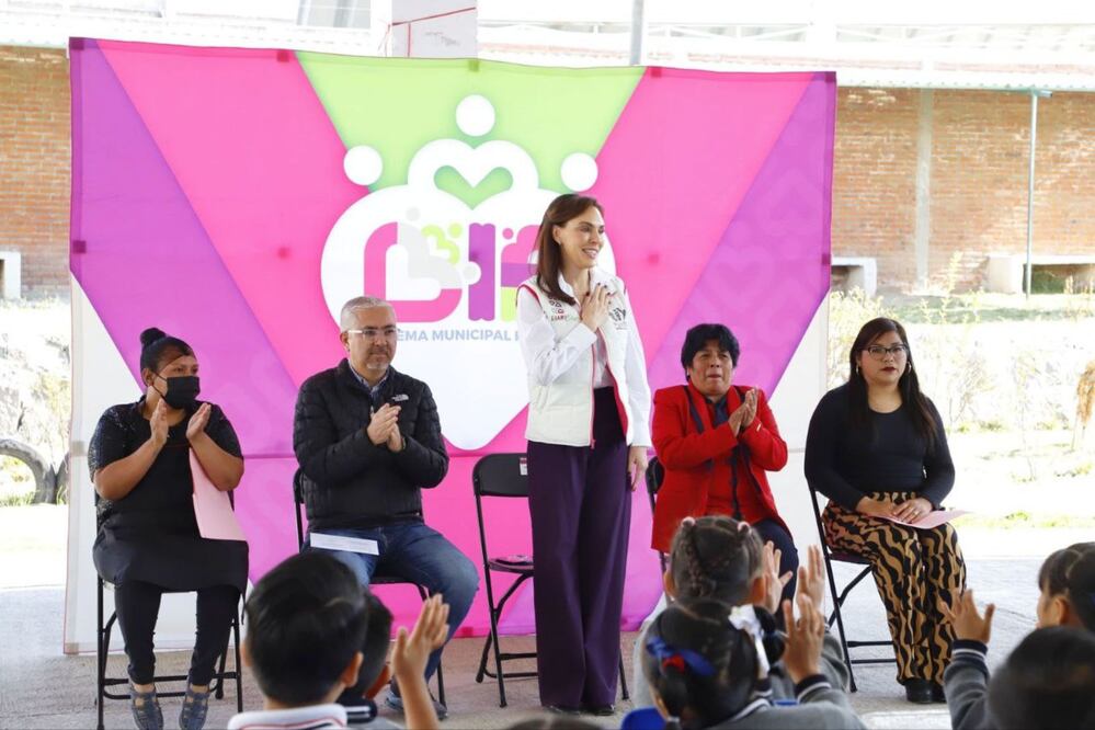 MariElise Budib hizo entrega de dos desayunadores escolares / Foto: Especial