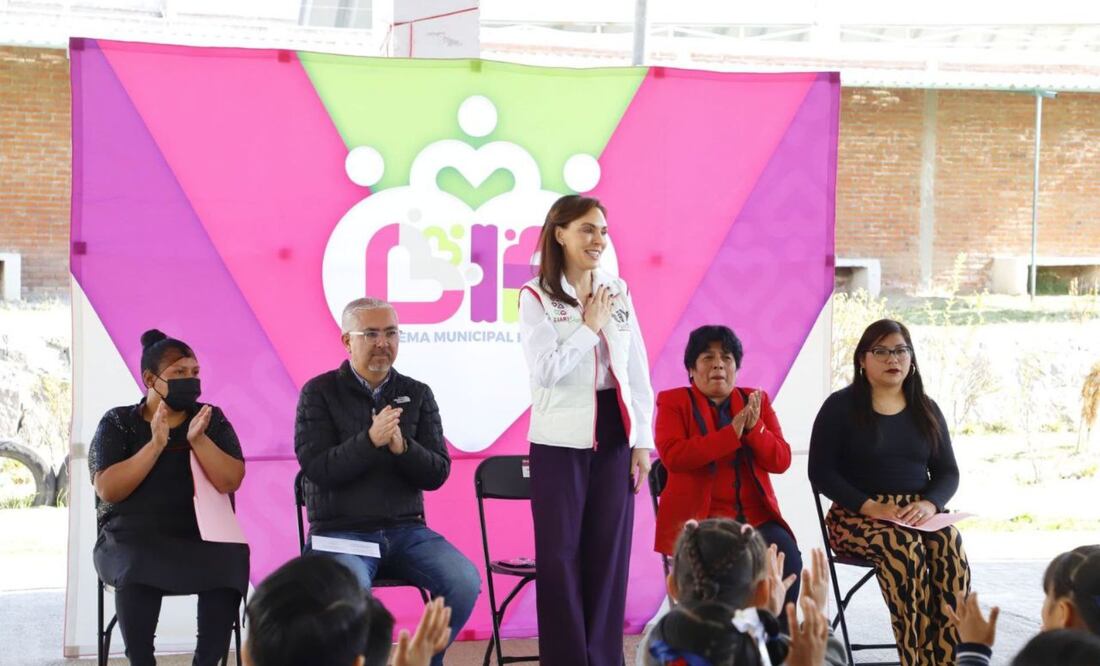 MariElise Budib hizo entrega de dos desayunadores escolares / Foto: Especial