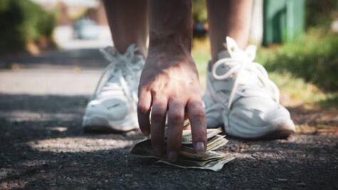 ¿Qué significa que te encuentras dinero en la calle?
