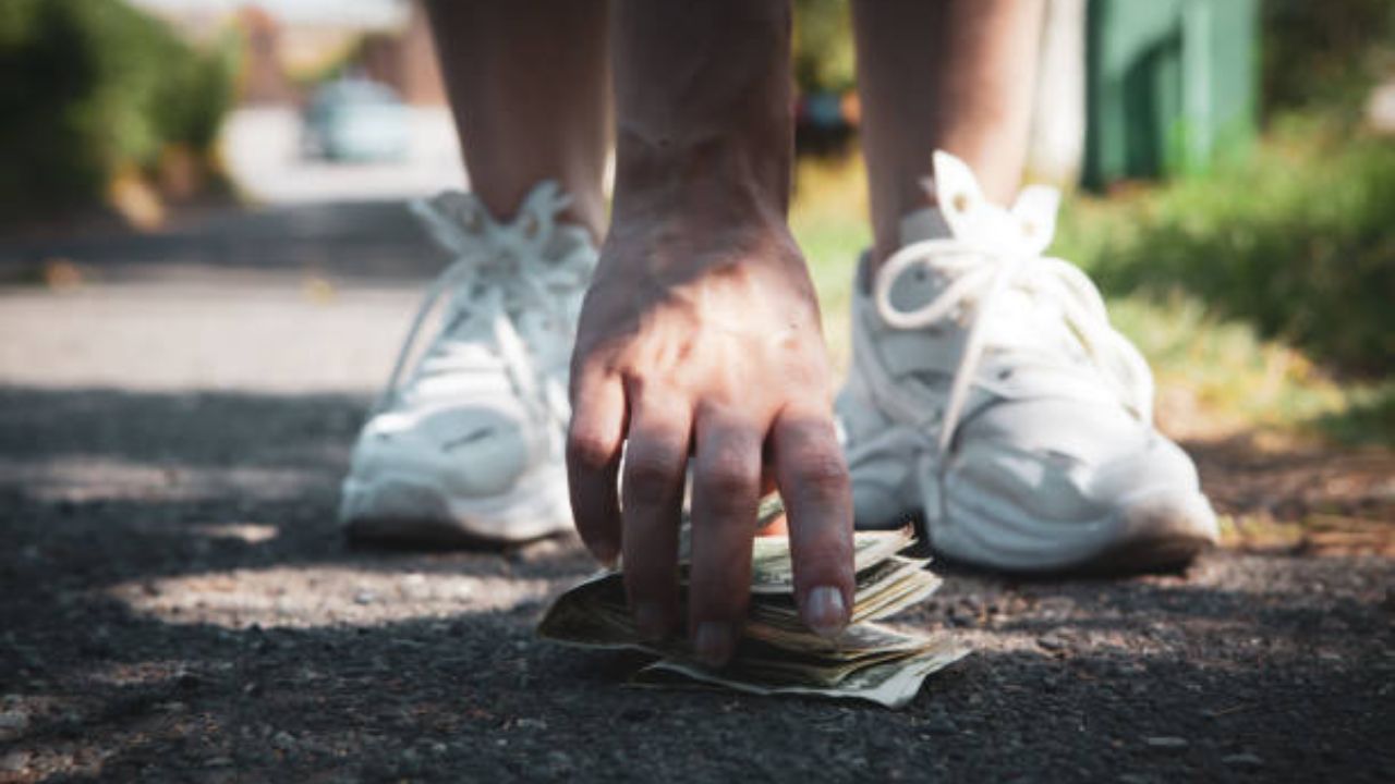 ¿Qué significa que te encuentras dinero en la calle?