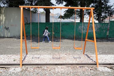 Instalan juegos para niños sobre antiguas vías del tren