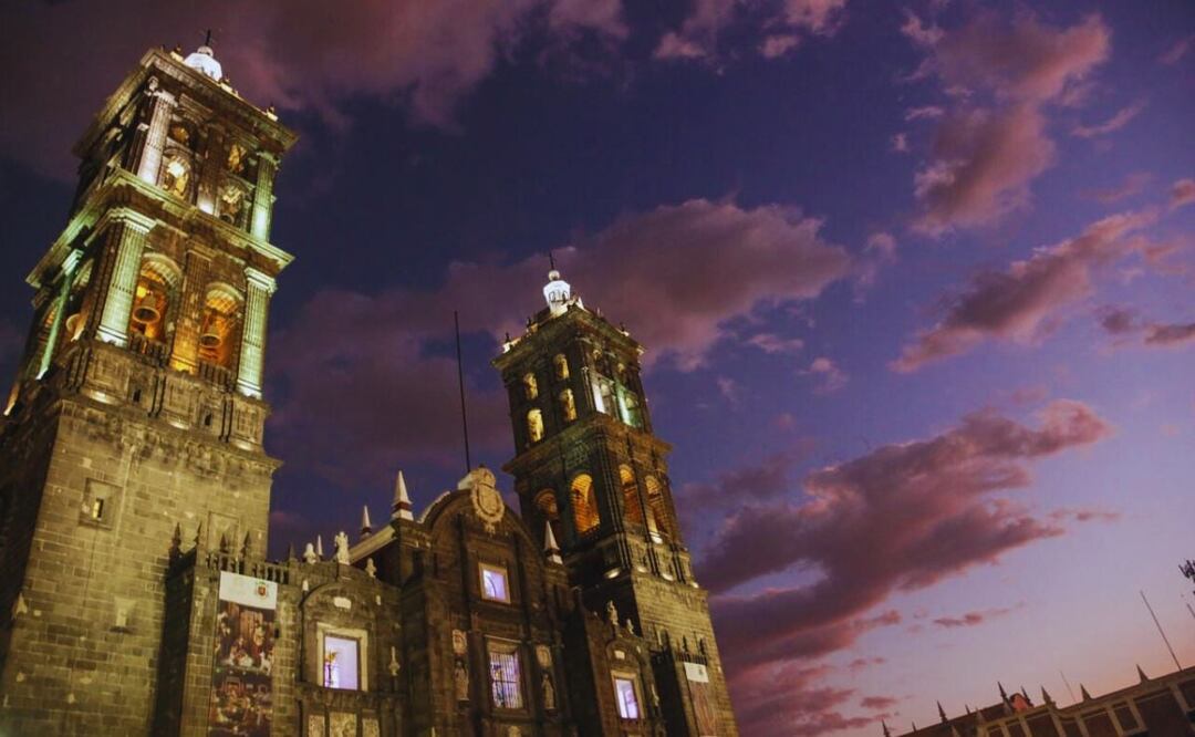 La majestuosa e icónica Catedral de Puebla se localiza en el corazón del Centro Histórico | Foto: Agencia Es Imagen para el Universal Puebla