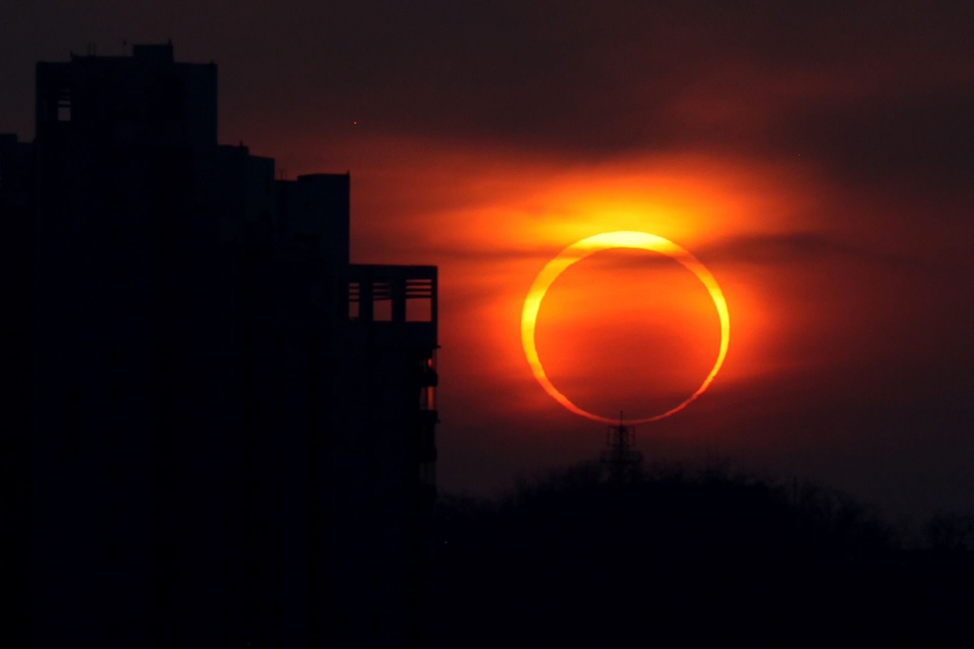 La temporada de eclipses de 2024 incluye un total de cuatro eclipses: dos lunares y dos solares. El primero fue un eclipse lunar penumbral visible la noche del 25 de marzo. El segundo eclipse del año ocurrió el 8 de abril y fue un espectacular eclipse solar total.

Foto: Producción El Universal Puebla