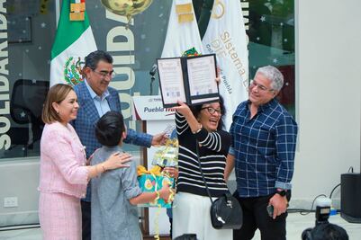 Gaby Bonilla entrega en adopción a 13 menores que estaban bajo custodia del SEDIF Puebla