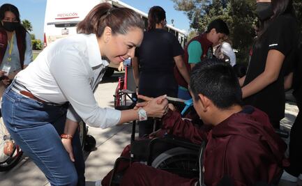Gaby Bonilla entrega sillas de ruedas a personas en situación vulnerable