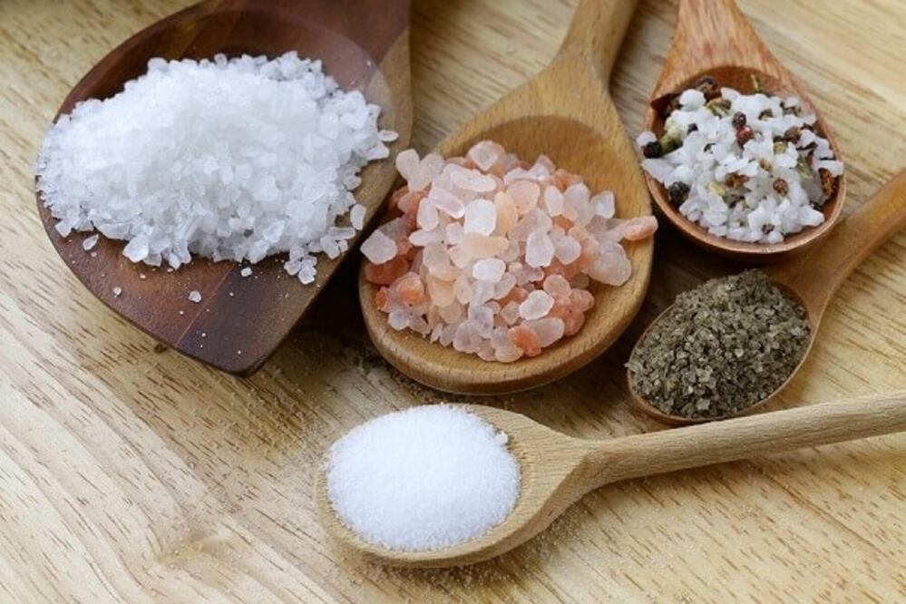 La sal de mesa generalmente consiste en cloruro de sodio, con algunos minerales adicionales como magnesio, potasio y yodo. 

Foto: Producción El Universal Puebla