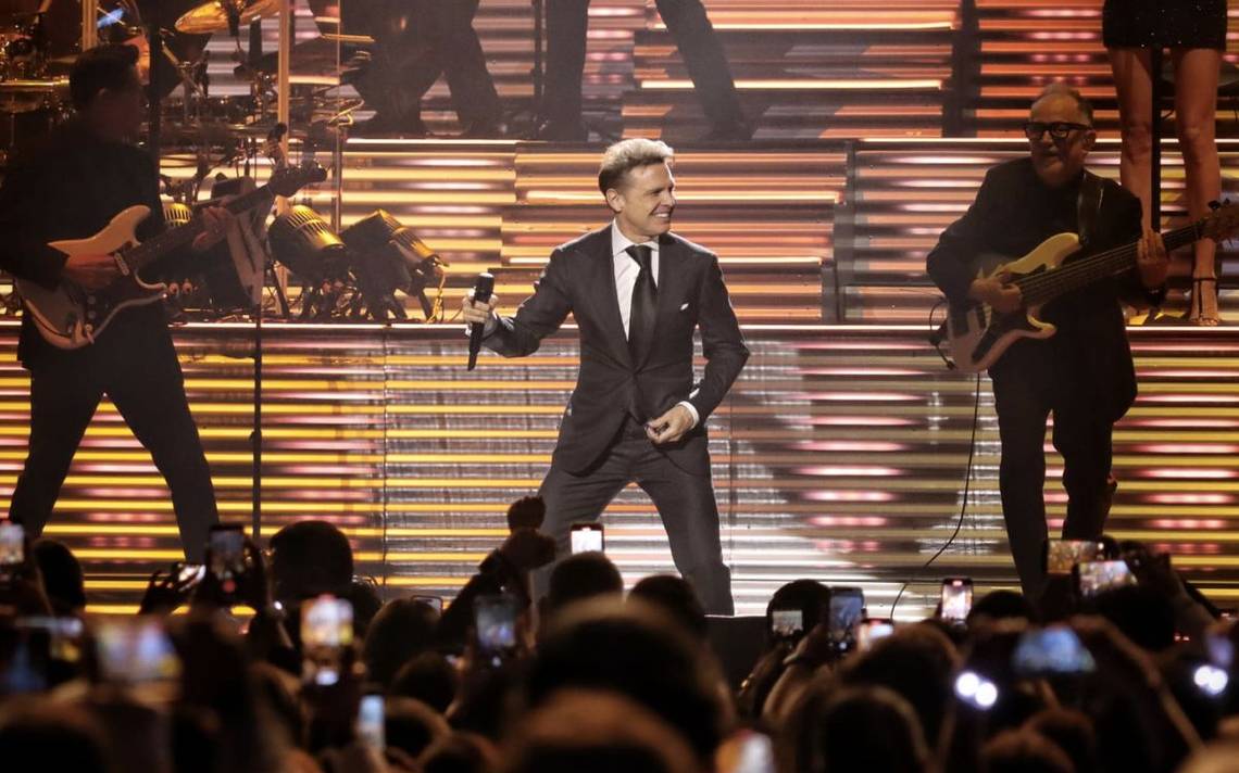 Gustavo Adolfo Infante anunció que ha recibido la confirmación del empresario a cargo de la gira de Luis Miguel, quien aseguró que el intérprete de "Por debajo de la mesa" regresará a los escenarios el próximo sábado 2 de noviembre en Puebla.

Foto: Producción El Universal Puebla