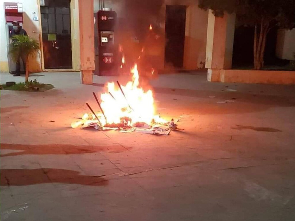 En protesta por detención, golpean a policía, vandalizan ambulancia y causan destrozos en Comandancia de Tlacotepec