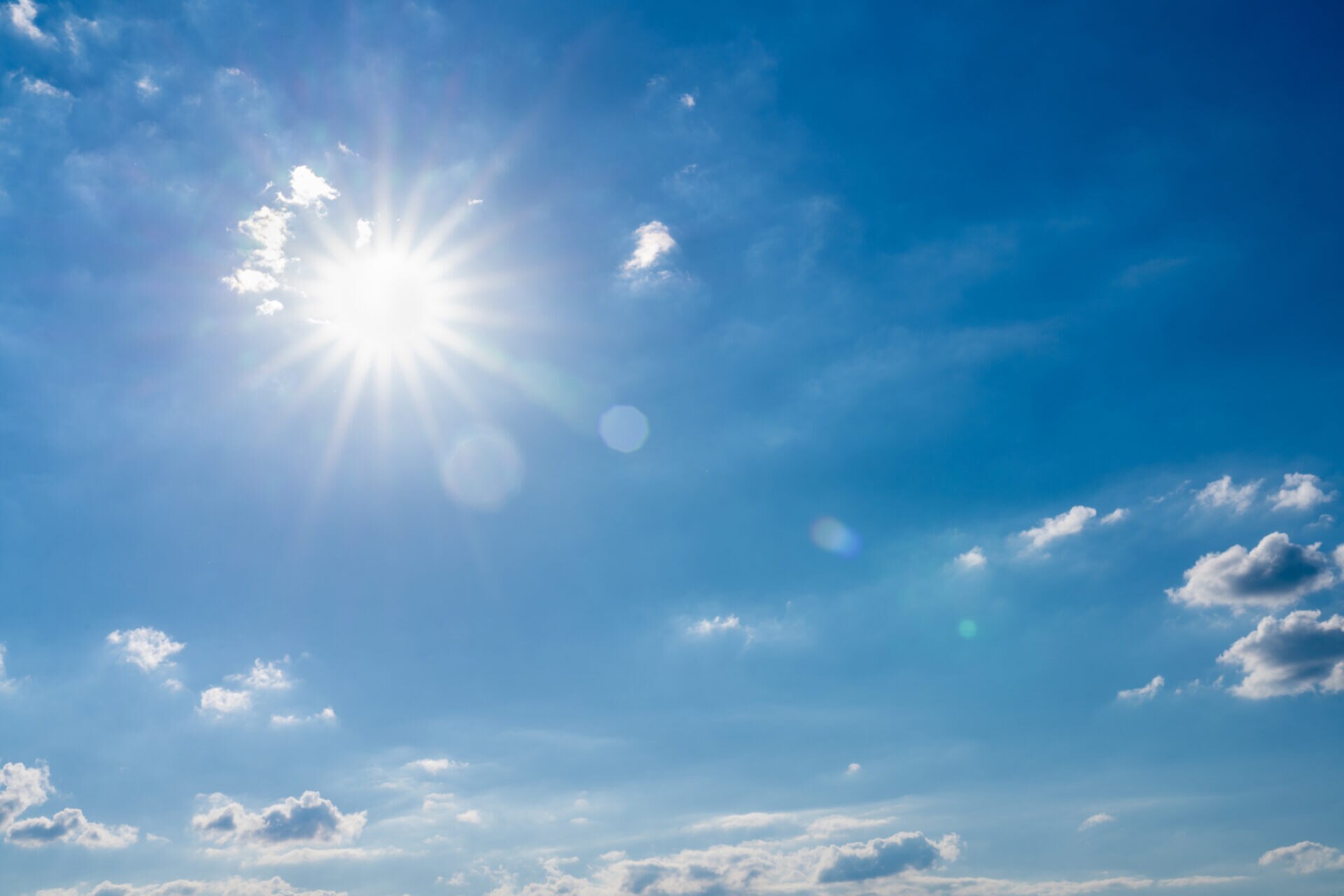 La relación entre la piel y el sol es fundamental, ya que la exposición a la luz solar permite que la piel produzca vitamina D, esencial para la formación saludable de los huesos. Sin embargo, los rayos ultravioleta (UV) del sol pueden ser muy dañinos.

Foto: Producción El Universal Puebla