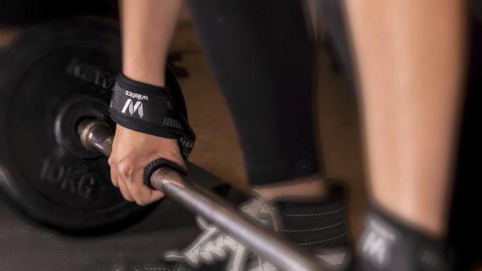 Especialmente en ejercicios como el peso muerto, pueden ayudar a prevenir la asimetría muscular, ya que un agarre más uniforme y firme permite un mejor rendimiento.

Foto: Producción El Universal