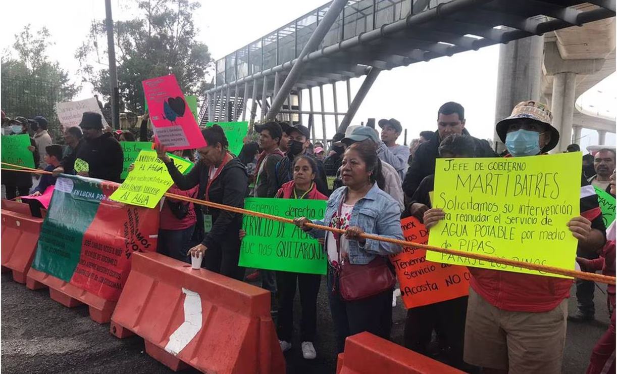 Manifestantes se repliegan para liberar la autopista México-Cuernavaca. Foto: Francisco Rodríguez/EL UNIVERSAL