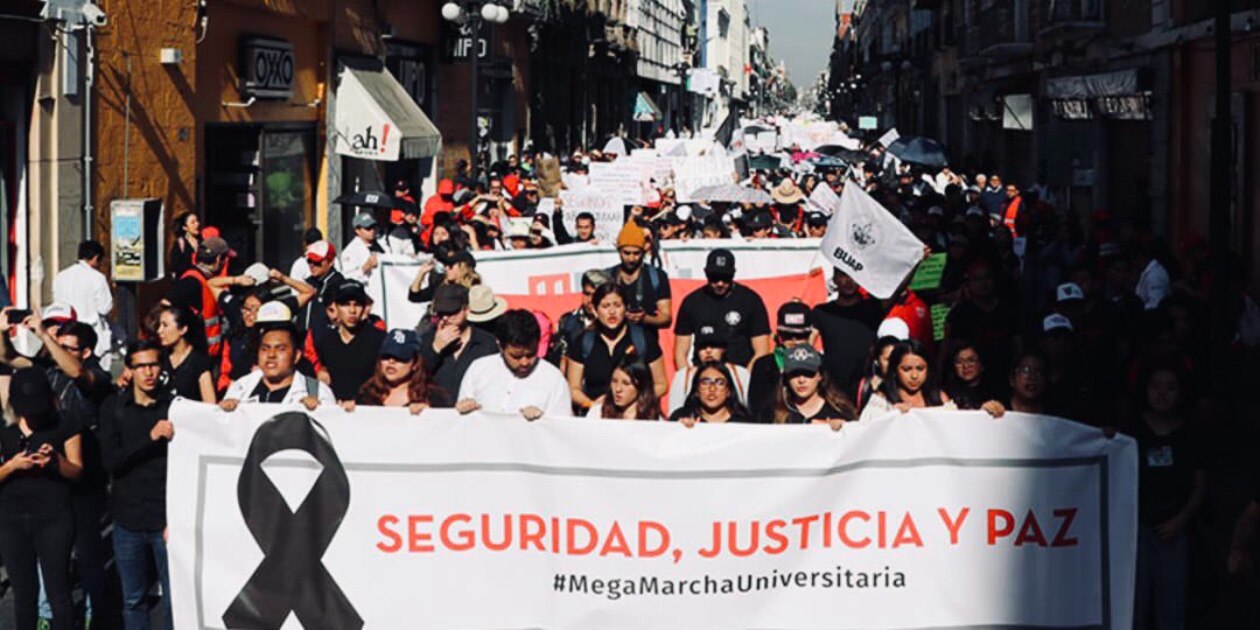 Universitarios conmemoran primer aniversario del movimiento estudiantil contra la violencia en Puebla